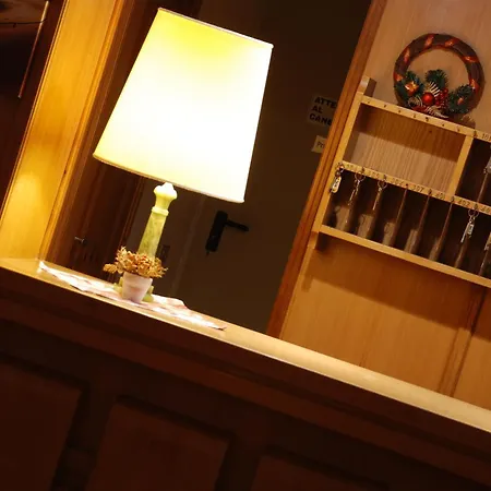 提欧拉酒店 2* 利维尼奥